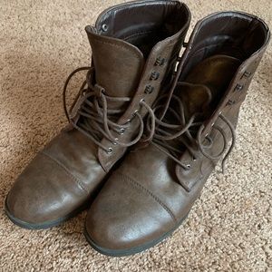 Forever 21 Men’s Boots fits a 10-10.5